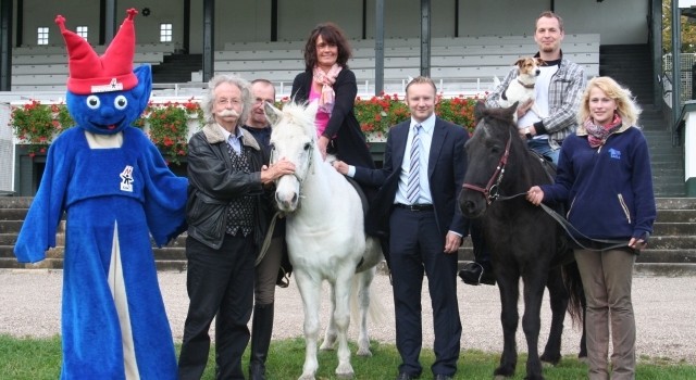 Gruppenbild zum Auftakt des Benefizrenntags 2012, v.l. Jean Pütz, Angela Roters, Vorsitzende des Fördervereins des Kinderschutzbundes, Eckhard Sauren, Präsident des Renn-Vereins, Ivo Antoni mit Hündin PrimaDonna (Supertalentgewinner 2009)