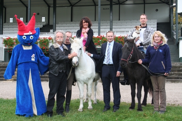 Gruppenbild zum Auftakt des Benefizrenntags 2012, v.l. Jean Pütz, Angela Roters, Vorsitzende des Fördervereins des Kinderschutzbundes, Eckhard Sauren, Präsident des Renn-Vereins, Ivo Antoni mit Hündin PrimaDonna (Supertalentgewinner 2009)