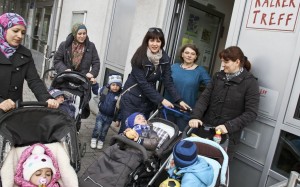 Mütter mit Kinderwagen vor dem Kalker Treff