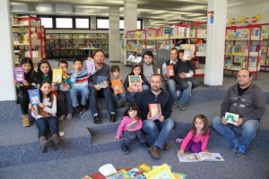 Vätergruppemit Kindern in der Bibliothek