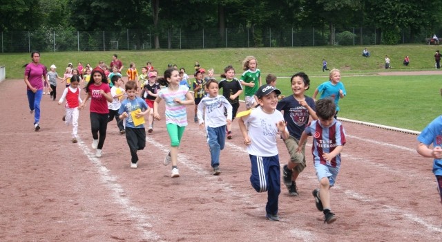 LäuferInnen der Florianschule auf einem Rundkurs