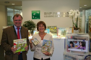 Rudolf Bünten von der BNP Paribas Leasing Solutions in Köln übergibt die Bücherboxen an Barbara Zaabe