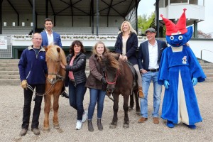 Auftakt Benefizrenntag 2017 v.l. Leonard Freier, Angela Roters, Aleksandra Bechtel, Jochen Damm und Maskottchen Kibu