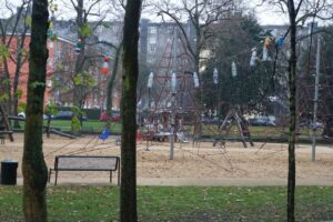 Flaschengirlande schmückt des Grün rund um den Kinderspielplatz